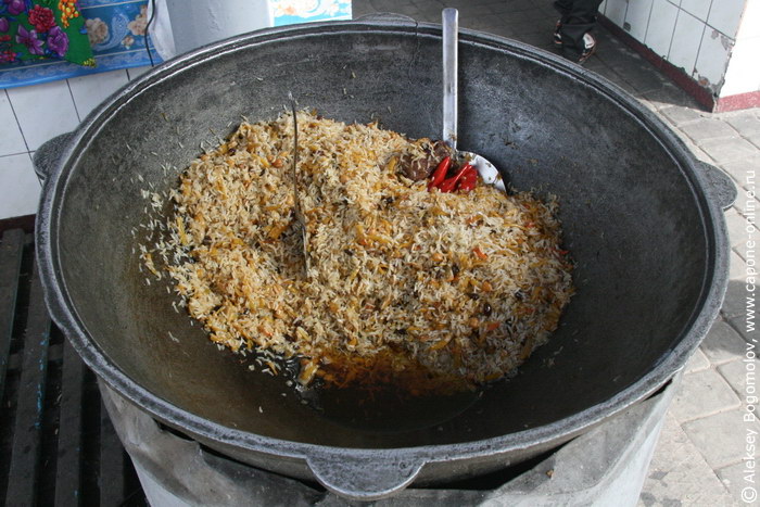 Узбекский плов на базаре Чорсу в Ташкенте