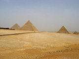 Панорама на пирамиды.