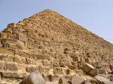 Пирамида Миккерена вблизи.