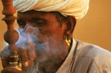 Арабы курят (фото из инета).